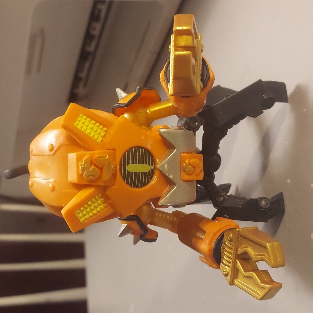 ❤️ Treasure X Robots Gold Action Figure